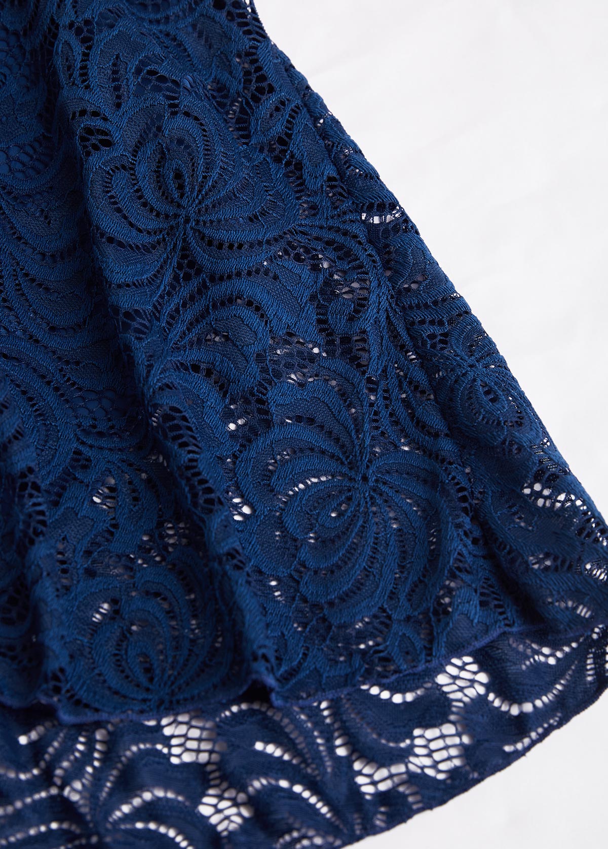 Maiô Em Renda Transpassado Com Saia E Cinto Decorativo