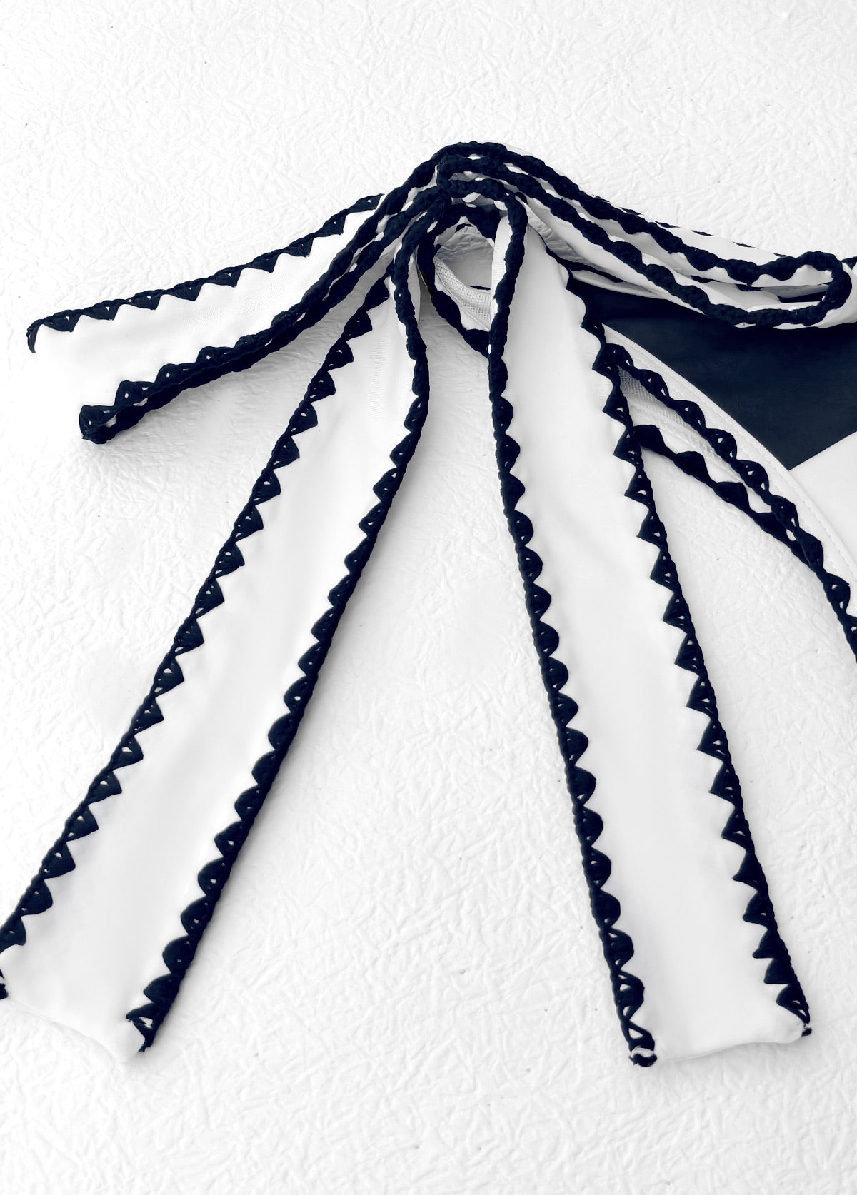 Maiô Um Ombro Só Estampado Com Laço E Acabamento Zig Zag